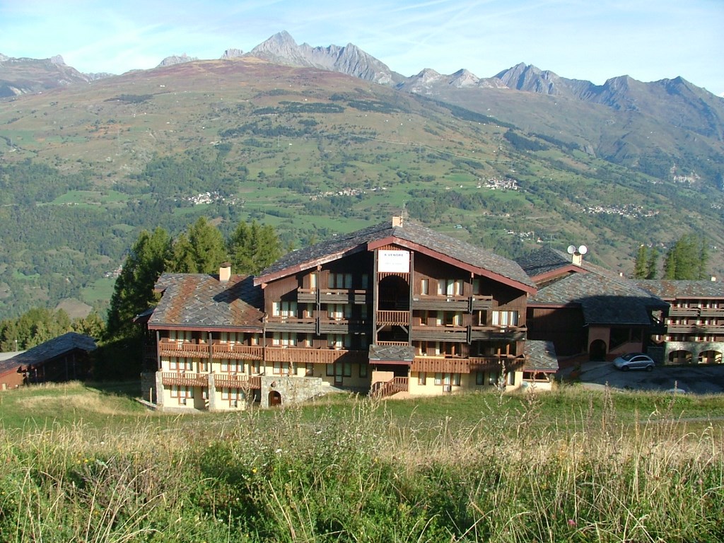 vue sur la résidence l'Epervier depuis la piste