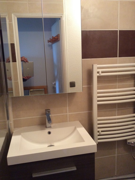 salle de bain lavabo seche serviettes